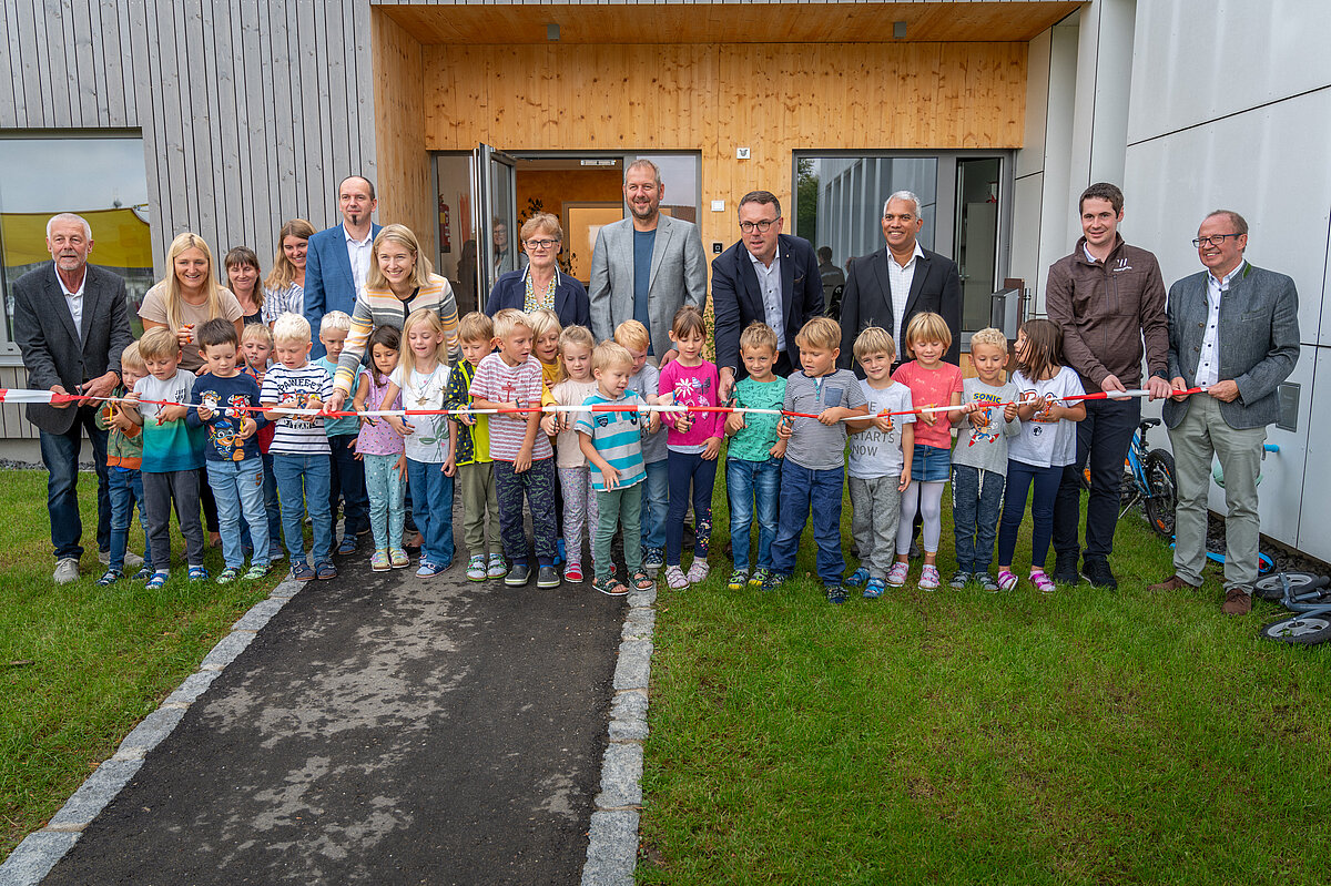 Feierliche Eröffnung der Kindergarten-Erweiterung in Utzenaich: OÖVP